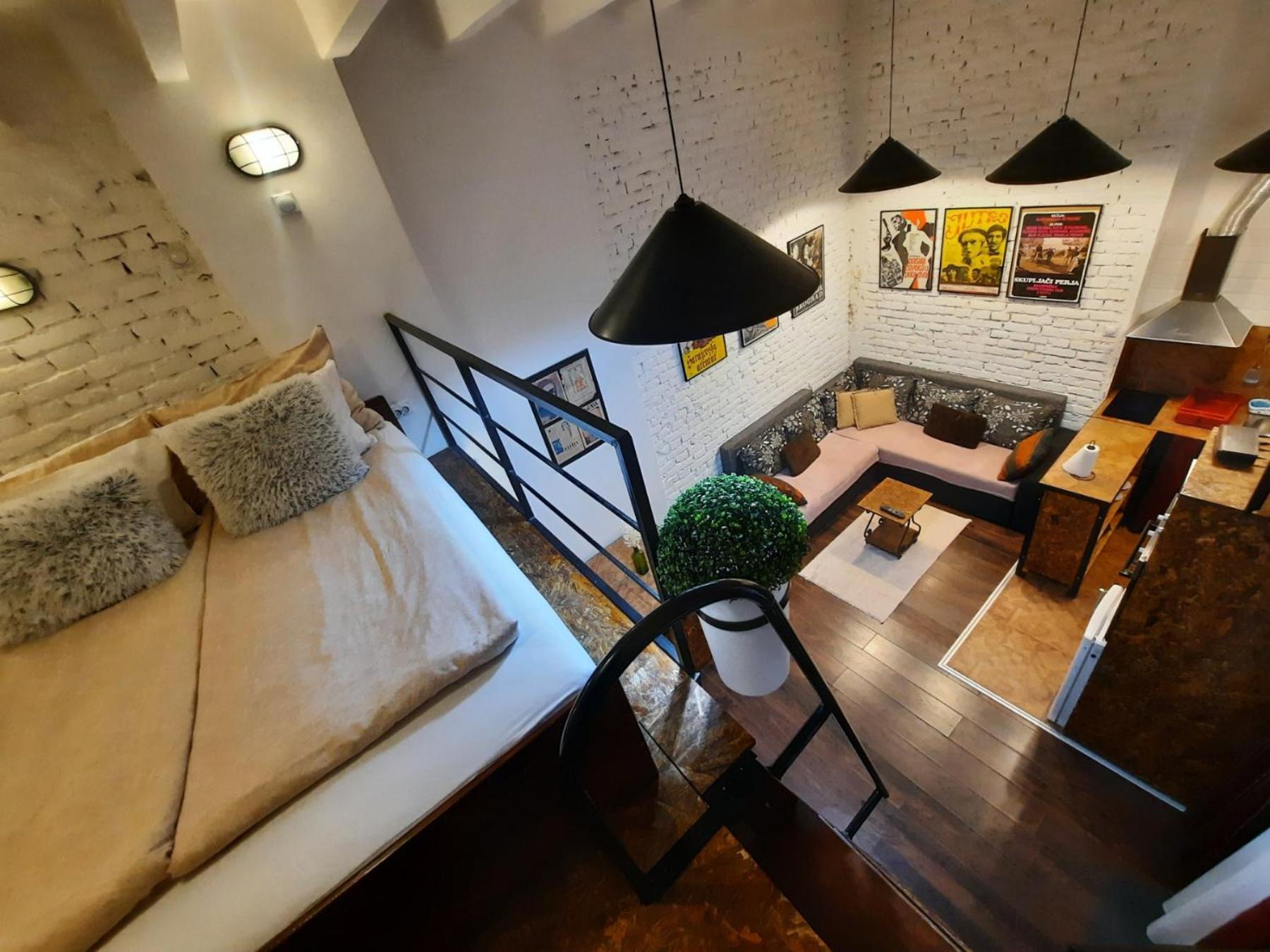 Authentic Centre - Split Level Loft With Patio In Courtyard *