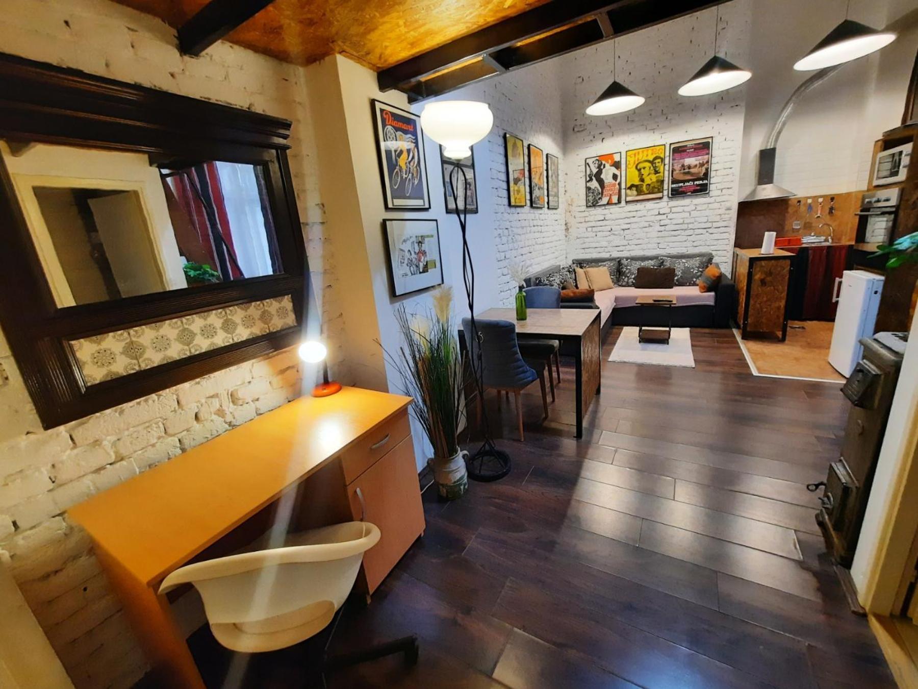 Apartment Authentic Centre - Split Level Loft With Patio In Courtyard