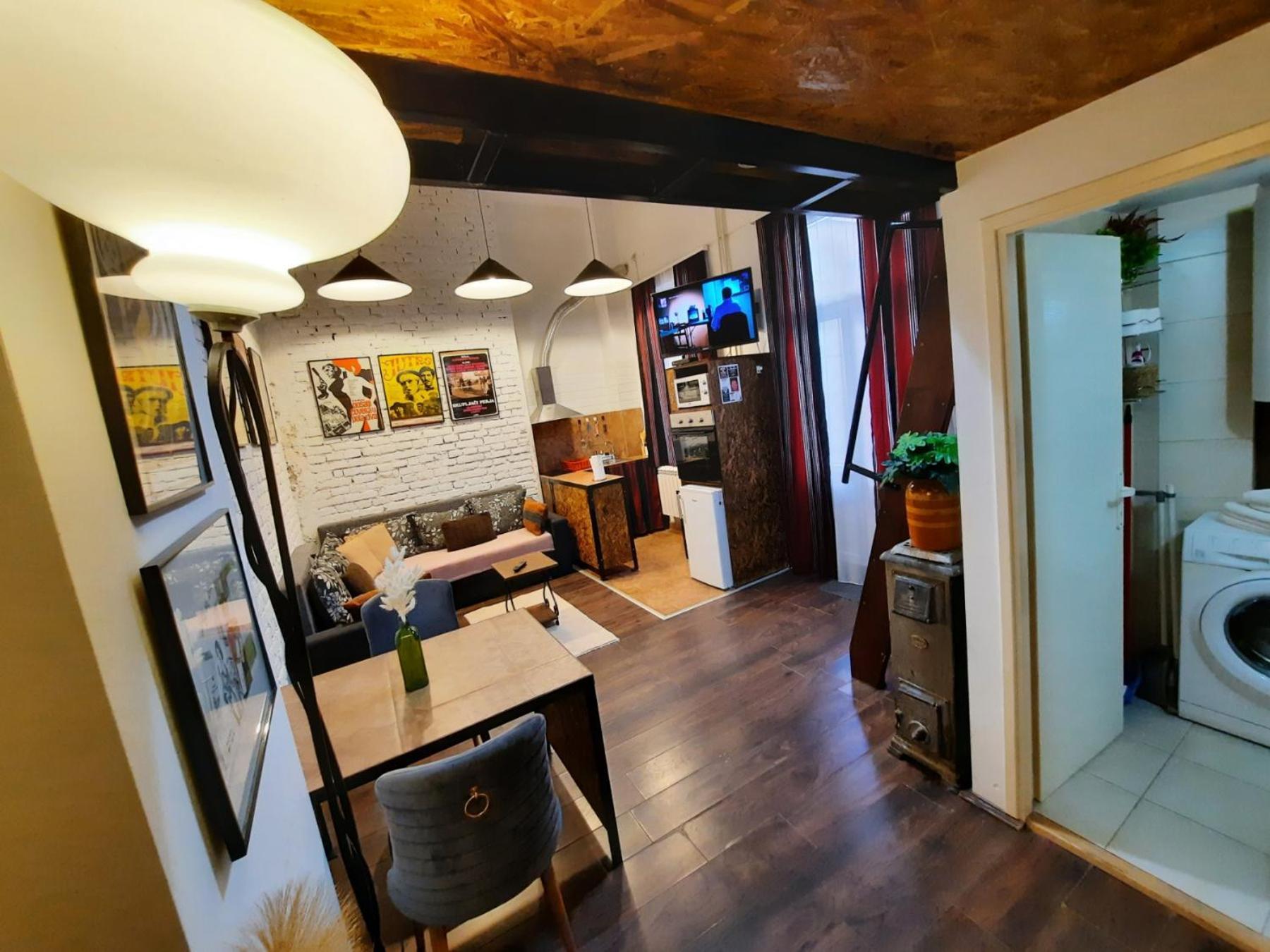 Authentic Centre - Split Level Loft With Patio In Courtyard