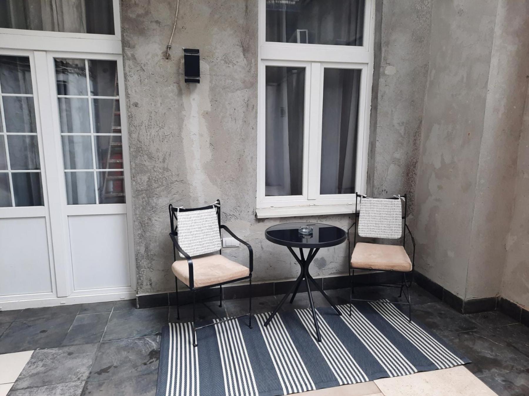 Authentic Centre - Split Level Loft With Patio In Courtyard Apartman