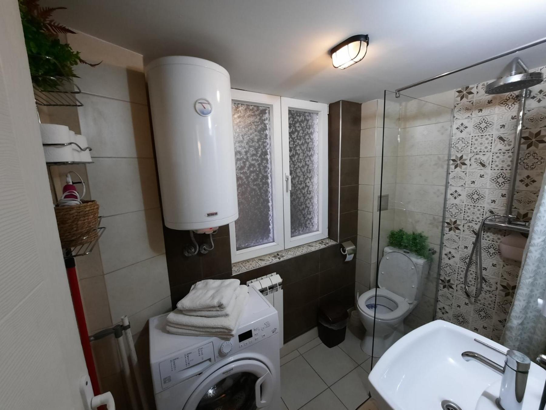 Apartment Authentic Centre - Split Level Loft With Patio In Courtyard