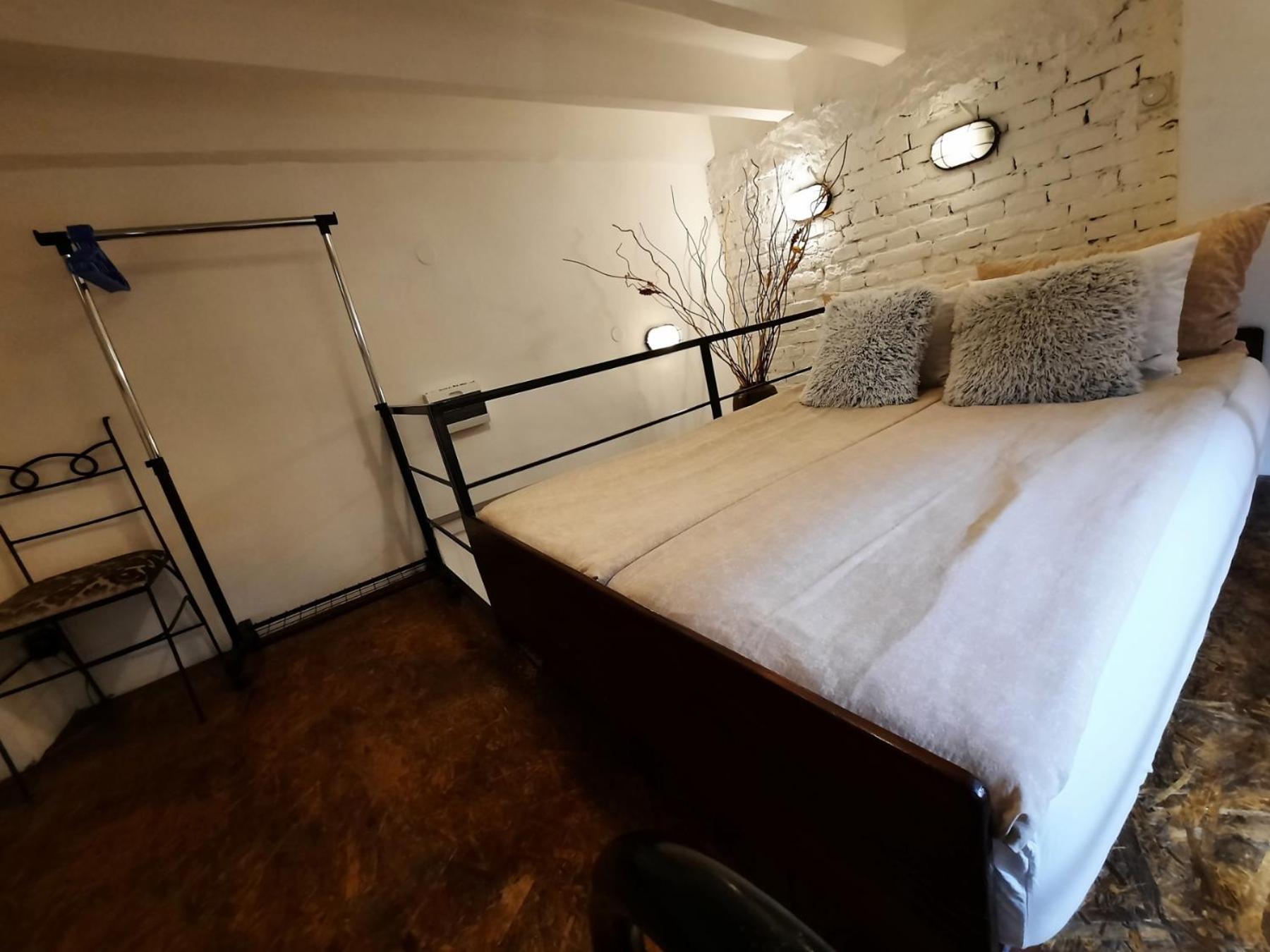 Apartman Authentic Centre - Split Level Loft With Patio In Courtyard