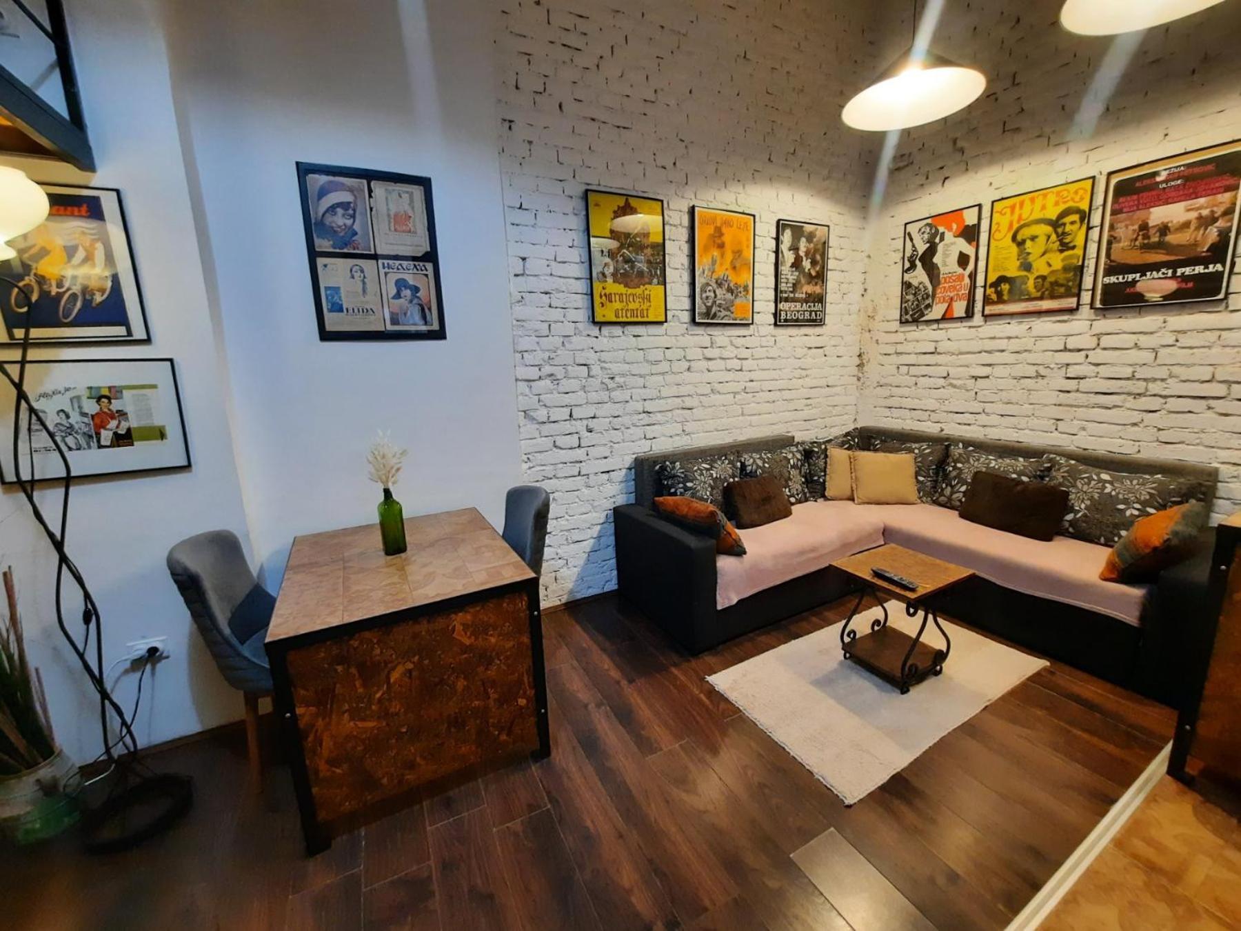 Authentic Centre - Split Level Loft With Patio In Courtyard