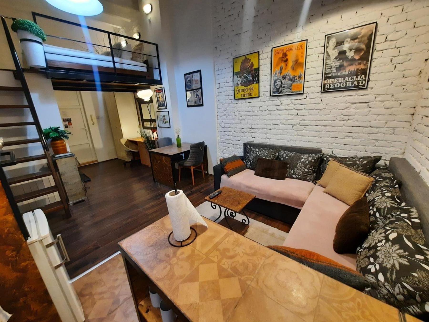 Authentic Centre - Split Level Loft With Patio In Courtyard Apartman