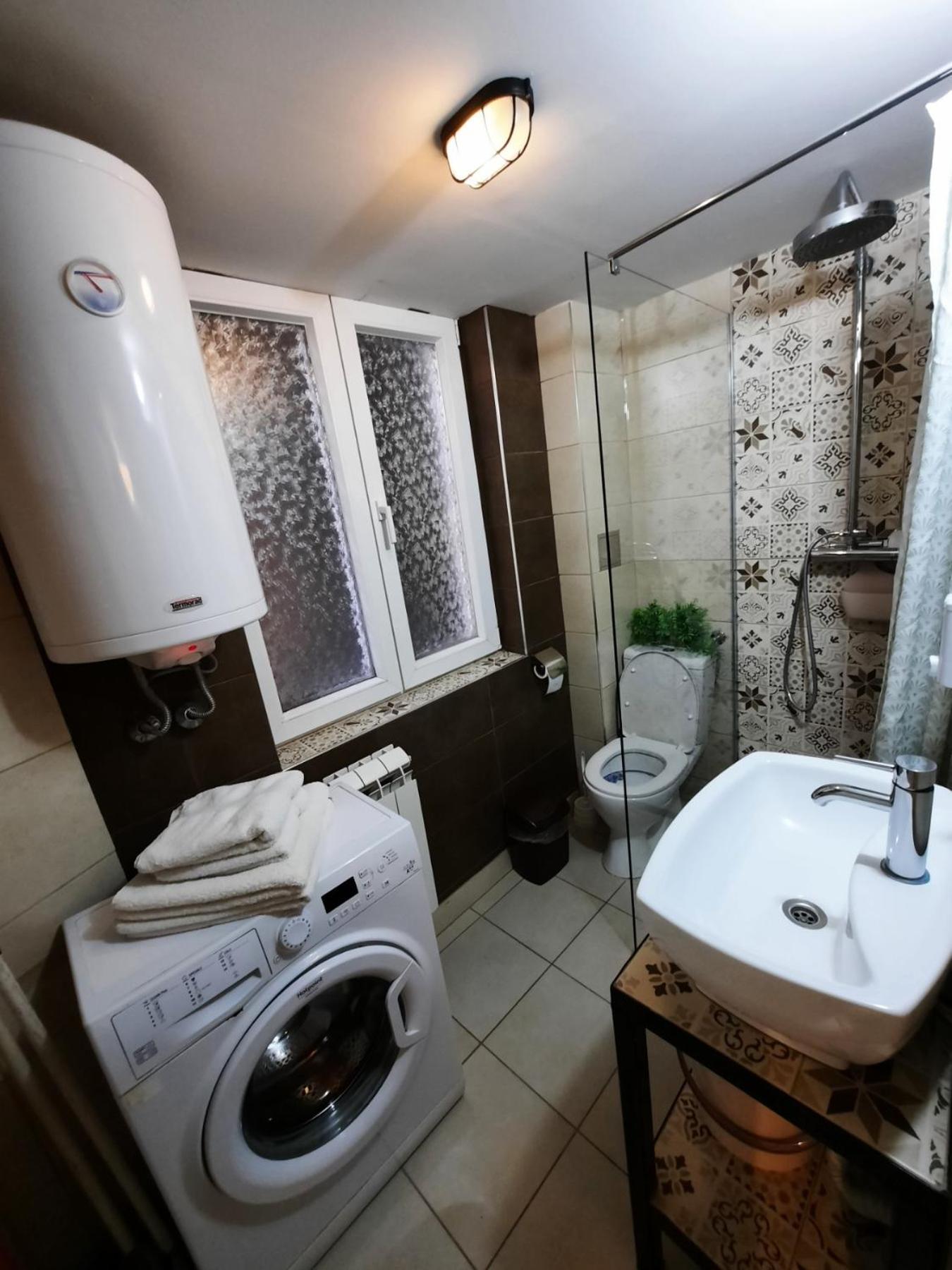 Authentic Centre - Split Level Loft With Patio In Courtyard Apartman